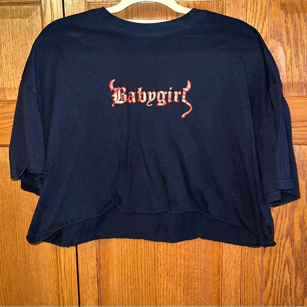 Black crop top t-shirt